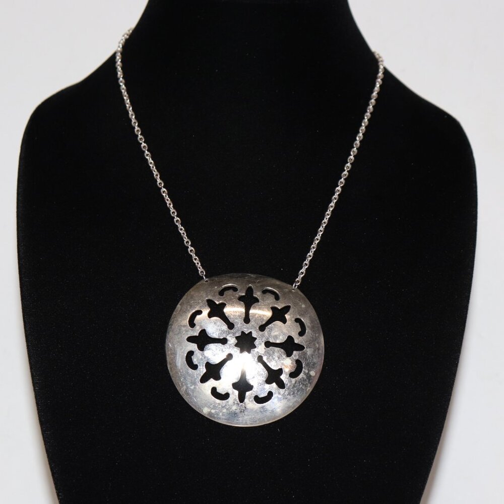 🌿 Silver Ornamental Pendant Necklace · 19" Chain · 2 5/8" Pendant